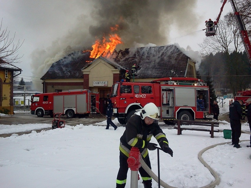Siedem zastępów straży pożarnej gasiło płonącą restaurację...