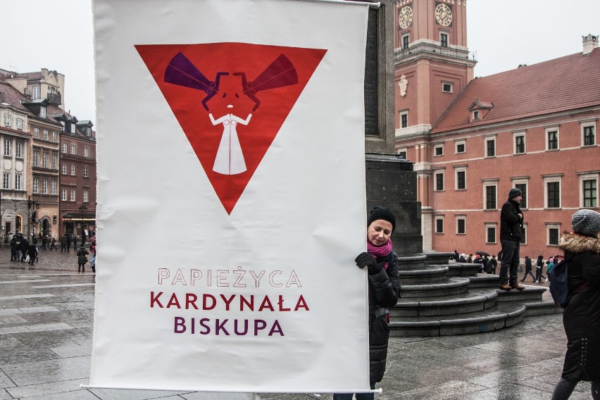 Marsz 100 flag Warszawa. Uczcili stulecie praw wyborczych...