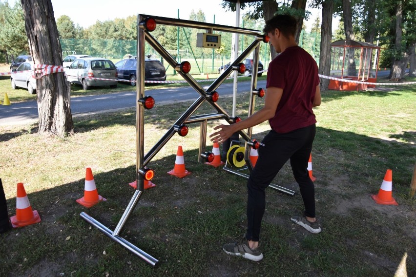 Uczestnicy festynu testujący swoją sprawność na symulatorze...