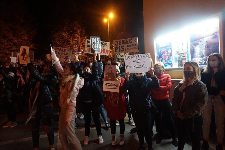 Czarny protest w Kraśniku. Tłumy mieszkańców protestowały po wyroku TK w sprawie aborcji. Zobacz zdjęcia