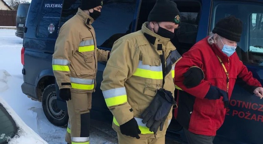 Strażacy z OSP Sulęczyno też pomagają seniorom w dotarciu do punktu szczepień