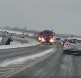 Wypadek na trasie 196. Samochód wypadł z drogi. Tragiczne warunki na drogach w okolicy Wągrowca!