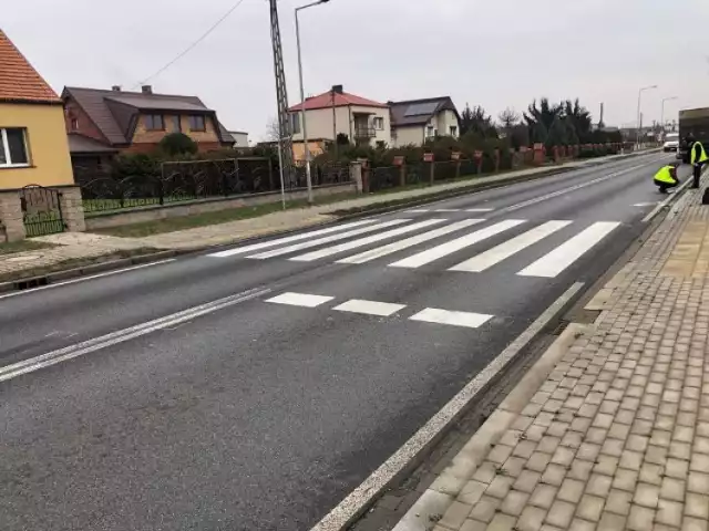 Wypadek na drodze krajowej nr 11 i 12 w Piekarzewie. Samochód ciężarowy potrącił pieszego. Lądował helikopter LPR. Tworzą się ogromne korki