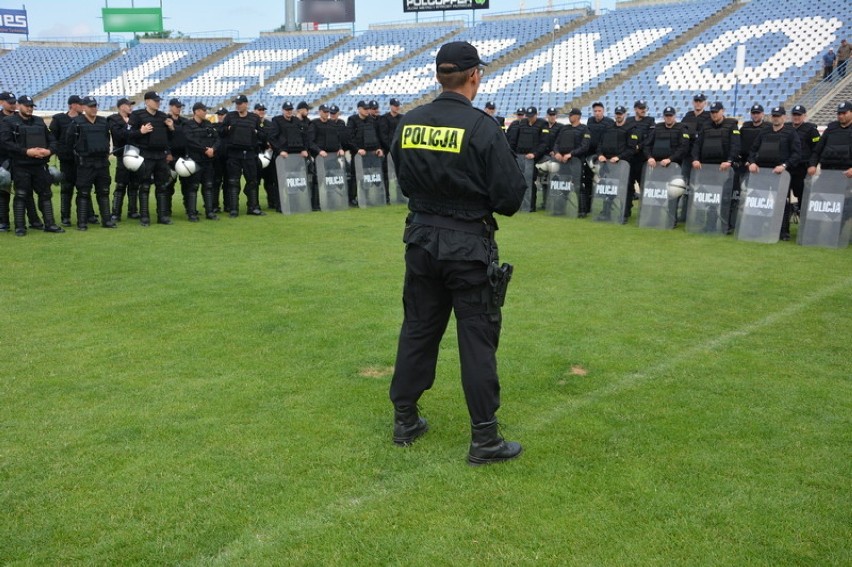 Policyjne ćwiczenia na stadionie Smoczyka w Lesznie [ZDJĘCIA]