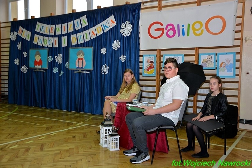Telewizyjny Dzień Babci i Dziadka 2020 w Szkole Podstawowej w Nakonowie [zdjęcia]