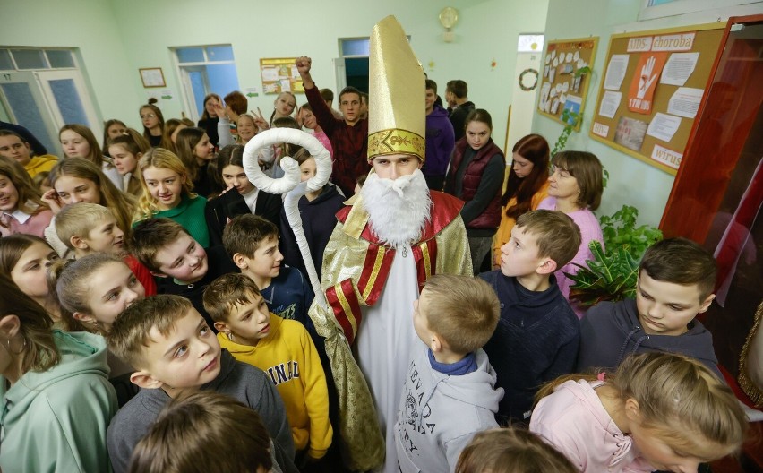 150 dzieci z polskich rodzin na Ukrainie otrzymało prezenty na święta Bożego Narodzenia od Caritas Diecezji Rzeszowskiej [ZDJĘCIA]