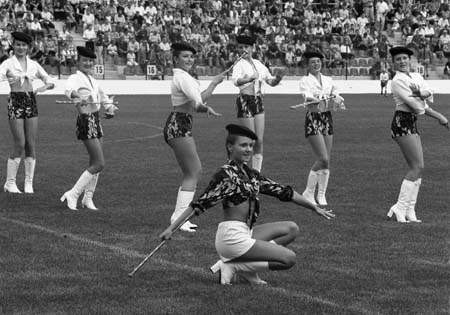 Tańczące w Jaworznie Czeszki sprawiły, że widowisko piłkarskie zyskało na atrakcyjności. Fot. ARKADIUSZ ŁAWRYWIANIEC