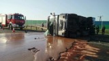 Ciężarówka wciąż blokuje autostradę. Strażacy czekają na sprzęt, który podniesie pojazd  [FOTO]