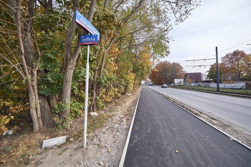 Na ul. Aleksandrowskiej powstaje asfaltowa droga rowerowa. To inwestycja z budżetu obywatelskiego ZDJĘCIA
