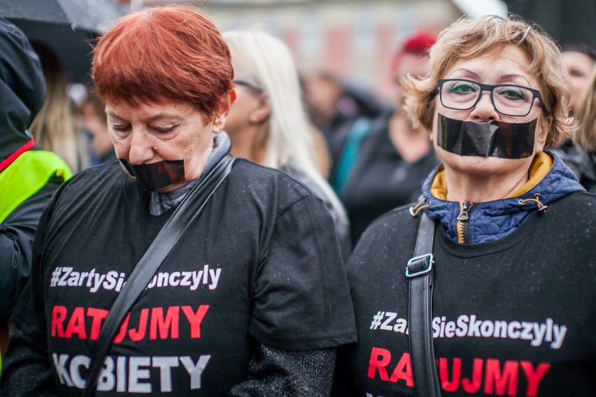 Strajk kobiet na Starym Rynku w Bydgoszczy.