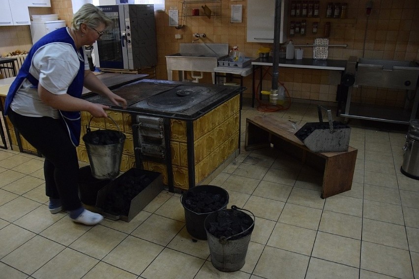 Stary kopciuch w szkolnej kuchni zastąpi kuchenka gazowa