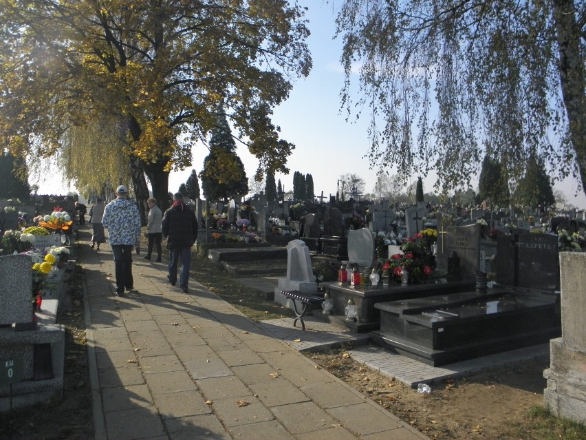 Częstochowa: cmentarz na Stradomiu wciąż tłumnie odwiedzany [ZDJĘCIA]