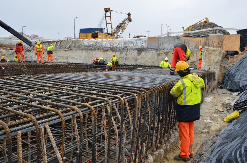 Metro na Bemowo. Rozbudowa II linii nabiera tempa i schodzi coraz głębiej pod ziemię [ZDJĘCIA]