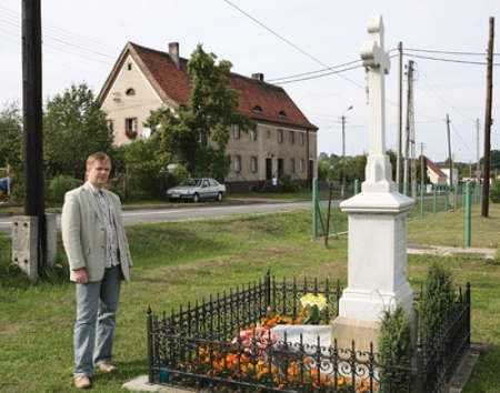 W rybnickich Stodołach zachował się budynek dawnej strażnicy (w głębi), miejsce prowokacji niemieckiej 31 sierpnia 1939 roku. Okres II wojny światowej zamyka drugi symbol, krzyż upamiętniający egzekucję miejscowej ludności, dokonaną przez żołnierzy Armii Czerwonej. &amp;#8211; Stodoły zostały zapomniane, a szkoda, bo odegrały ważną rolę w najnowszej historii &amp;#8211; twierdzi dr Bogdan Kloch, dyrektor Muzeum w Rybniku.