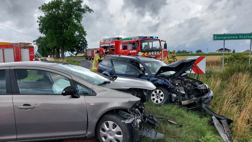 Wypadek w Bierzwiennie. Zderzenie czołowe. Kobieta z obrażeniami trafiła do szpitala