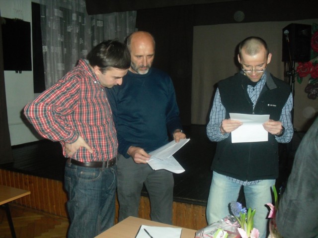 Laureaci trzech pierwszych miejsc Dyktanda w Buczku przeglądają swoje prace