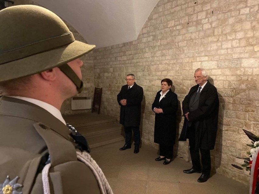 Przedstawiciele PiS przy grobie Lecha Kaczyńskiego na Wawelu...