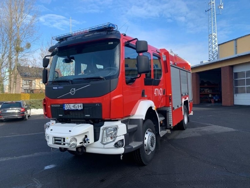 Nowe czerwone volvo w komendzie straży pożarnej w Oleśnie