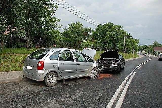 Wypadek samochodowy Markowa. Na miejscu zdarzenia pracowali...