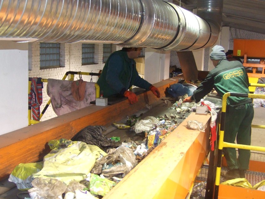 Przedsiębiorstwo Komunalne w Wieluniu zarządza składowiskiem w Rudzie, gdzie znajduje się linia do segregacji odpadów. Przyszłość wysypiska stoi pod wielkim znakiem zapytania