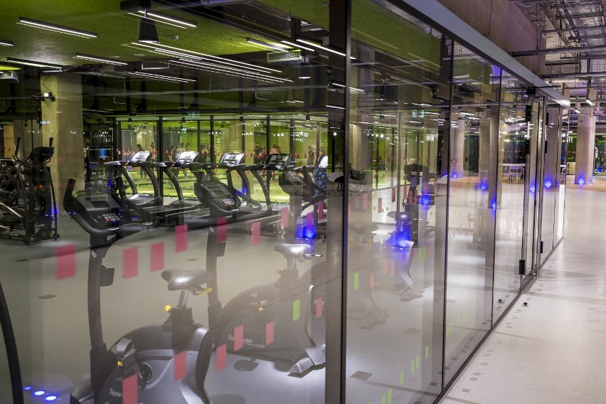 Uniwersytet Warszawski otworzył ultranowoczesny podziemny obiekt sportowy.