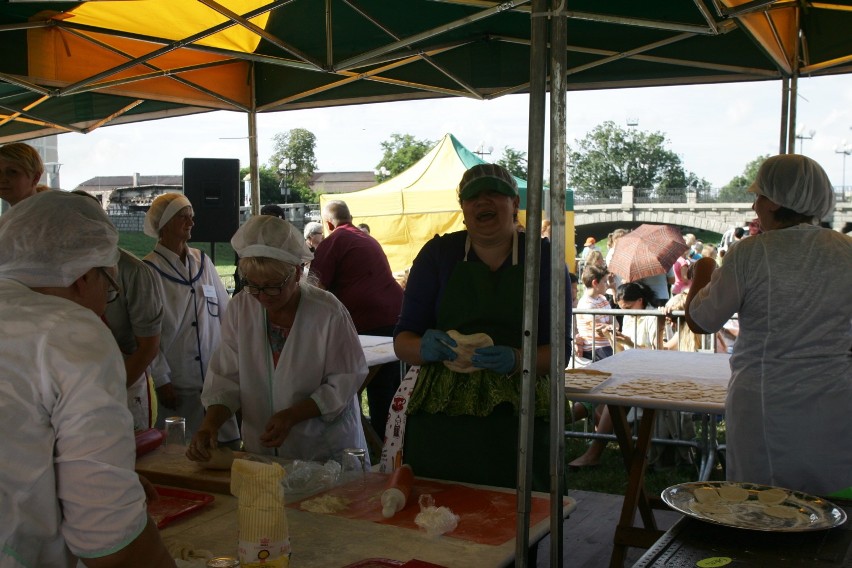 Mistrzostwa Legnicy w lepieniu pierogów (ZDJĘCIA)