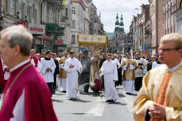 5. Parafia Matki Boskiej Ostrobramskiej ulicami: Pana Tadeusza, Dworcową, parkiem Kusocińskiego, Głowackiego, Mickiewicza (chodnikami), dalej połączenie z procesją parafii NSPJ, powrót tą samą trasą chodnikami, początek godz. 9.45;
6. Parafia św. Maksymiliana Kolbego ulicami: Kościuszki, Mickiewicza (chodnikami), dalej połączenie z procesja parafii NSJP, początek godz. 9.45;
7. Parafia św. Wojciecha ulicą Staszica, dalej połączenie z procesją centralną.