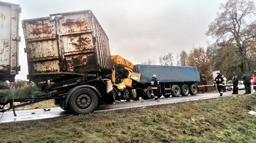 Wypadek na DK 12. Zderzyły się trzy ciężarówki i trzy auta osobowe [FOTO]
