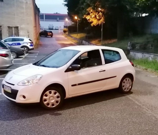 Kierujący renault clio próbował zaparkować na terenie KPP Kwidzyn. Myślał, że jest przed własnym domem.