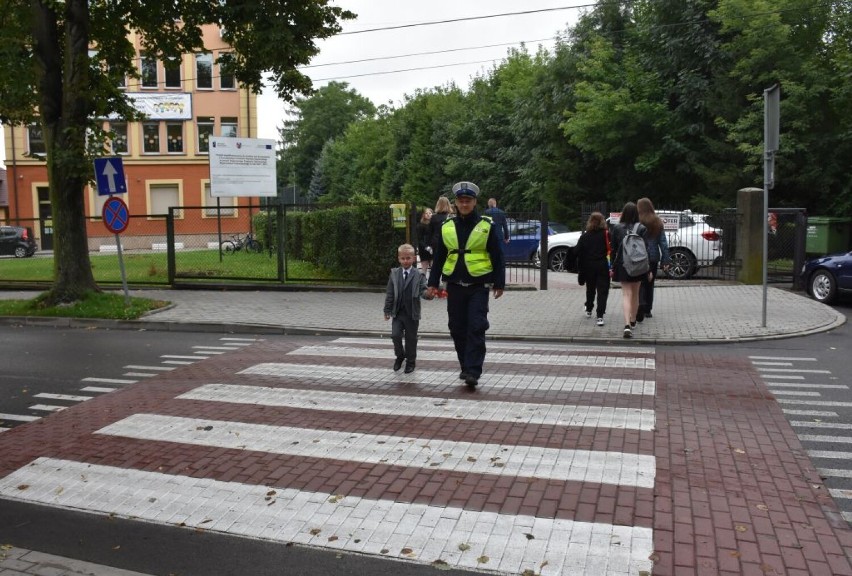 Działania „Bezpieczna droga do szkoły”. Jarosławscy policjanci pilnują bezpieczeństwa pieszych i kierowców przy szkołach
