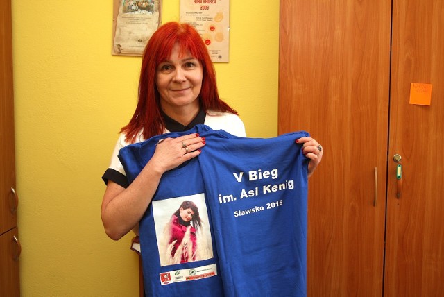 Beata Gofryk, dyrektor ZS w Sławsku prezentuje pamiątkową koszulkę 