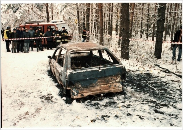 Zwęglone ciała małżeństwa znaleziono 18 lat temu w doszczętnie spalonym samochodzie, w lesie w Jamnice/k. Brzezin (powiat kaliski). Śledczy uważają, że było to zabójstwo, a nie wypadek.