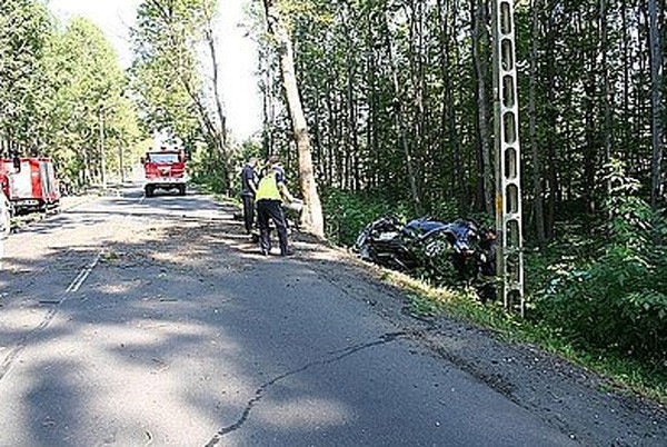 Wypadek na DW 913 w pobliżu Gródkowa. Samochód uderzył w drzewo, zginął kierowca