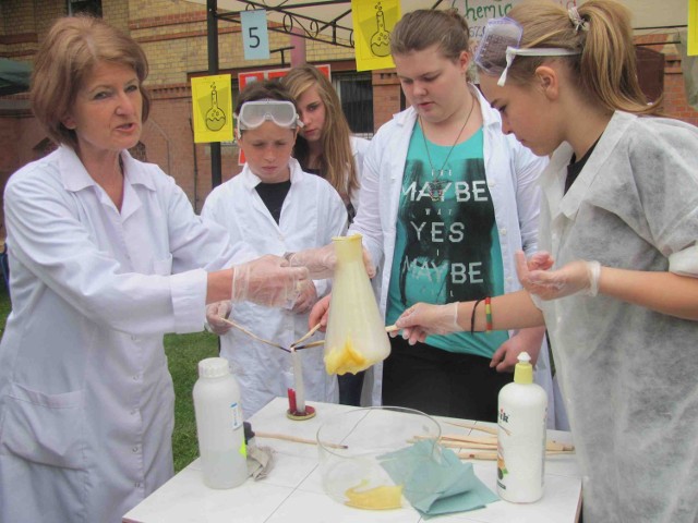 Festyn szkolny w Gimnazjum nr 1 w Gliwicach - tu każdy mógł wcielić się w rolę młodego chemika.
