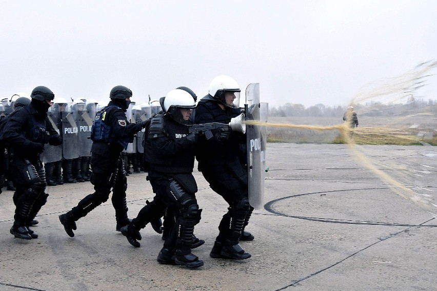 Ćwiczenia policji na byłym lotnisku w Legnicy, zobaczcie zdjęcia
