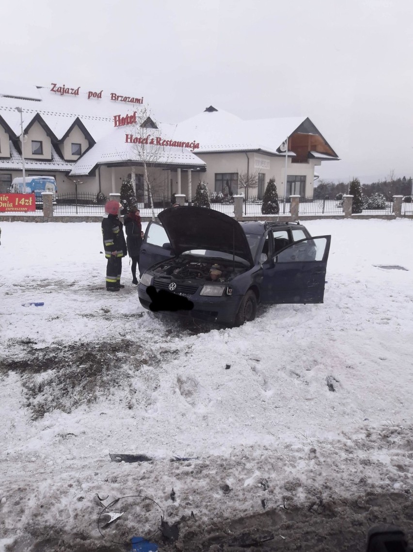 Orawa. Groźna stłuczka na śliskiej jezdni. Tworzą się korki