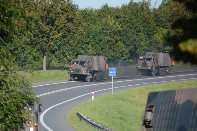 Chełmińscy żołnierze kolejny raz budują przeprawę pontonową do oczyszczalni ścieków Czajka w Warszawie