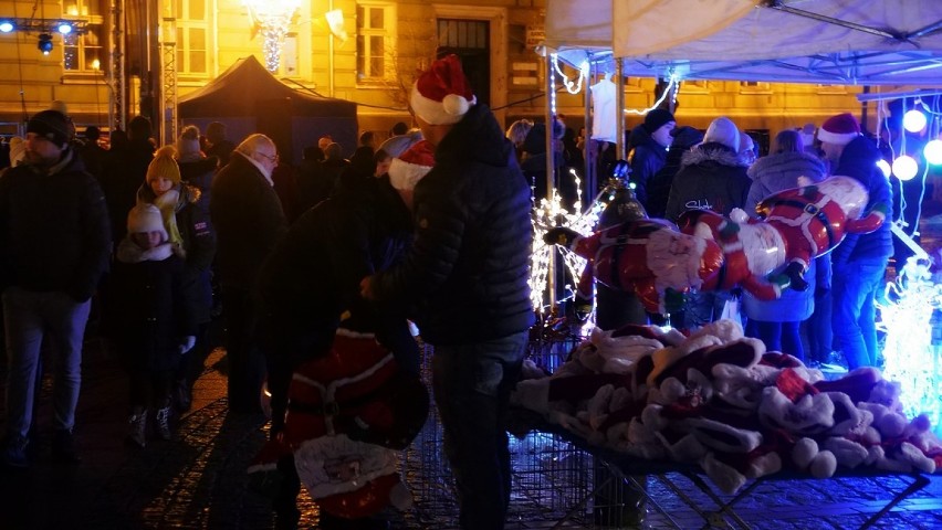 Fireshow podczas Jarmarku Bożonarodzeniowego w Gnieźnie [FOTO, FILM]