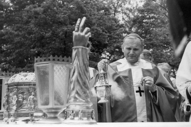 13 stycznia 1966 obchody Milenium chrztu Polski.

Metropolita krakowski ks. arcybiskup Karol Wojtyła okadza ołtarz z relikwiami podczas uroczystej Mszy Św. koncelebrowanej.