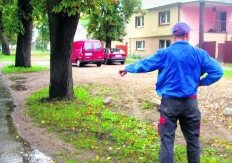 Mieszkańcy ul. Marcinkowskiego dokładnie wskazywali miejsce, w którym policjanci zatrzymali  nissana