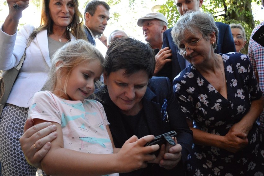 Sławno: Mieszkańcy chętnie fotografowali się z Beatą Szydło - robili selfie [ZDJĘCIA]