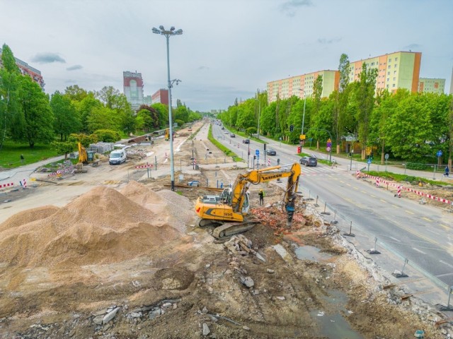 W Łodzi trwa remont ponad kilometrowego odcinka alei Śmigłego-Rydza oraz przebudowa arterii od ul.  Przybyszewskiego do ul. Dąbrowskiego. Jak przebiegają prace i kiedy możemy spodziewać się ich zakończenia?