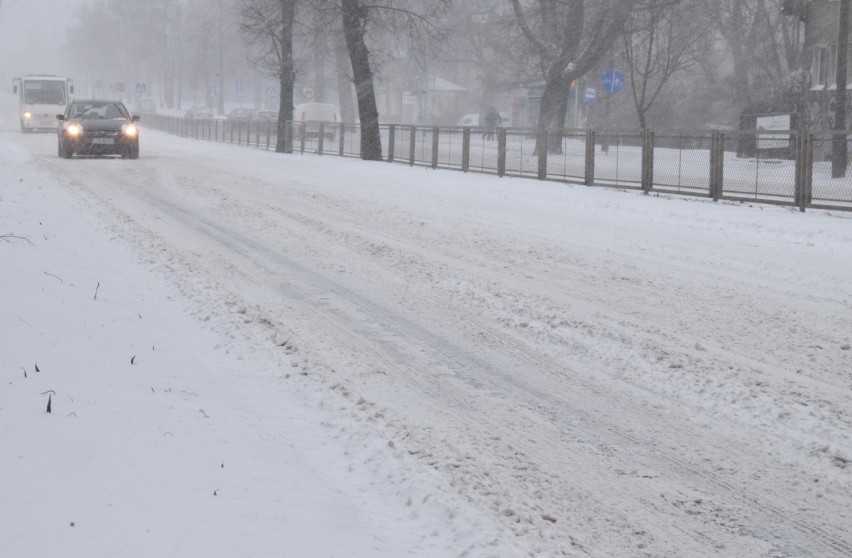 W poniedziałek, 8 lutego, śnieg zasypał Inowrocław. Trudne...