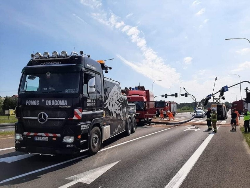 W Bolesławiu, na DK 94, ciężarówka uderzyła w sygnalizację...