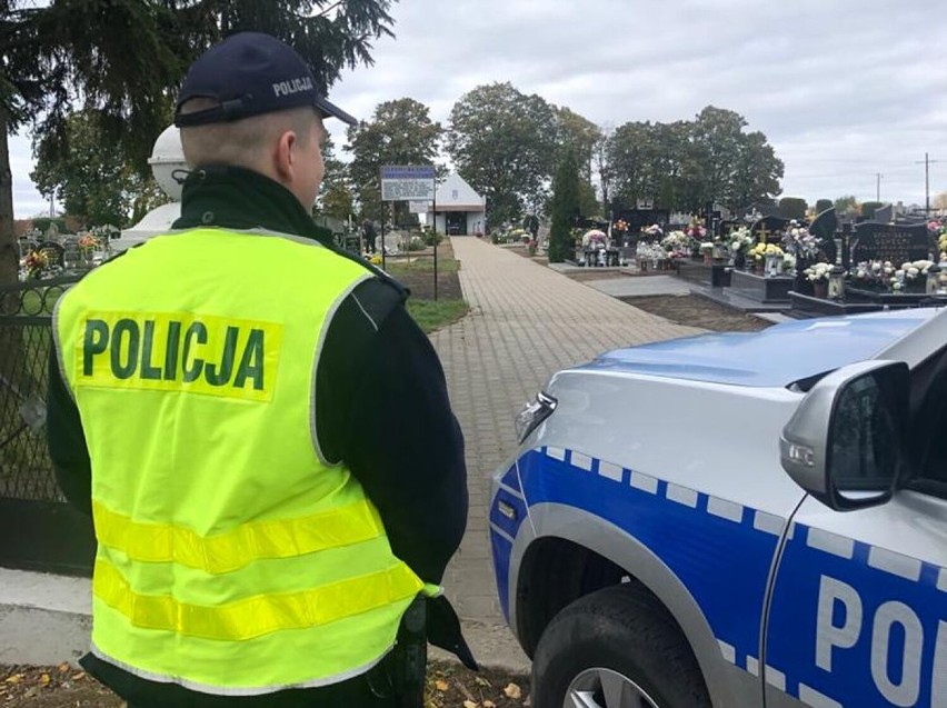 Policjanci w okolicach nekropolii w powiecie inowrocławskim.