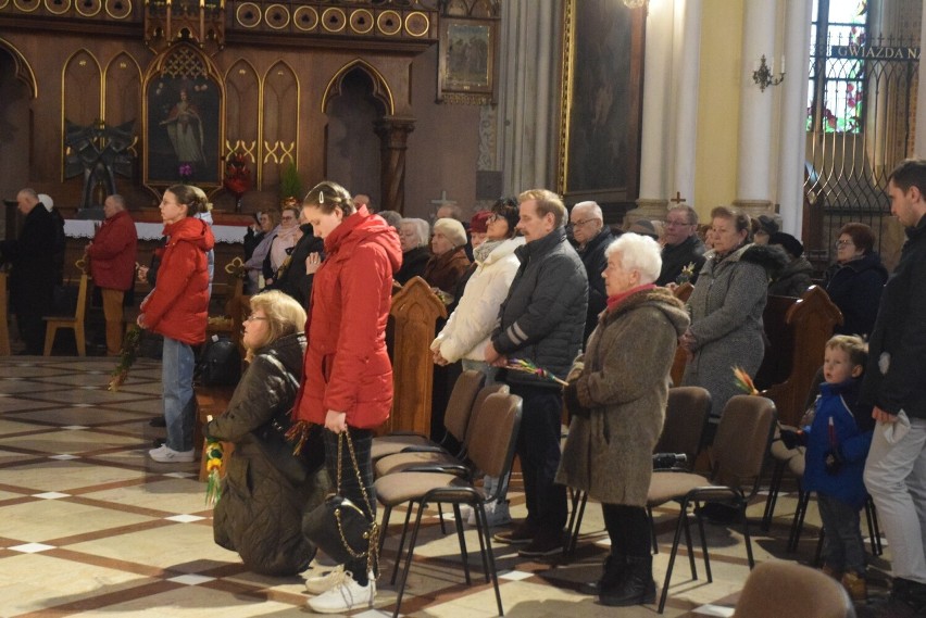 Niedziela Palmowa w radomskiej katedrze. Na mszę przyszło wielu wiernych. Zobacz zdjęcia