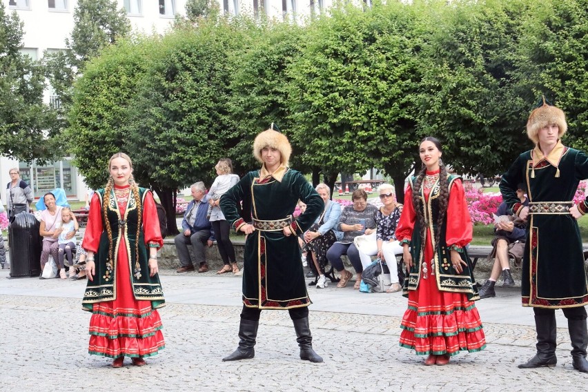 Festiwal Folklorystyczny "Świat pod Kyczerą", zespoły zaczęły przyjeżdżać do Legnicy