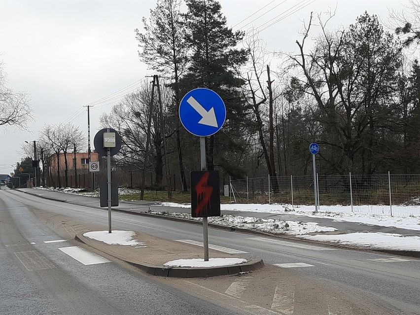 Zniszczone znaki drogowe w Kowanówku. Kto za to odpowiada?