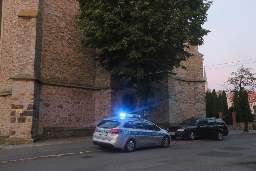 Dramat pod Wrocławiem. Auto wjechało w grupę ludzi pod kościołem. Są osoby ranne! 