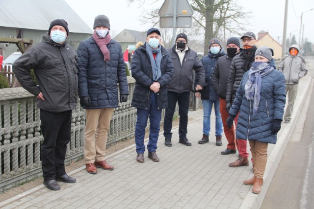 W grudniu ubiegłego roku starosta Sławomir Kapica uczestniczył w odbiorze chodnika w Szczodrowie. Zadanie o wartości około 500 tys. zł powstało w ramach porozumienia Powiatu z Gminą Syców, która była inwestorem zastępczym. Oba samorządy partycypowały w kosztach po połowie